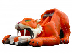 Structure gonflable de glissade décorée d’un tigre. Parfaite pour les fêtes d’enfants ou les événements à thème animalier