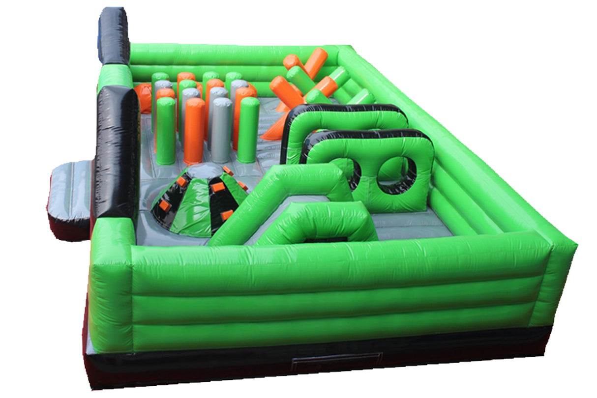 Parcours gonflable inspiré d’un centre d’entraînement. Favorise l’activité physique et les défis d’agilité pour enfants