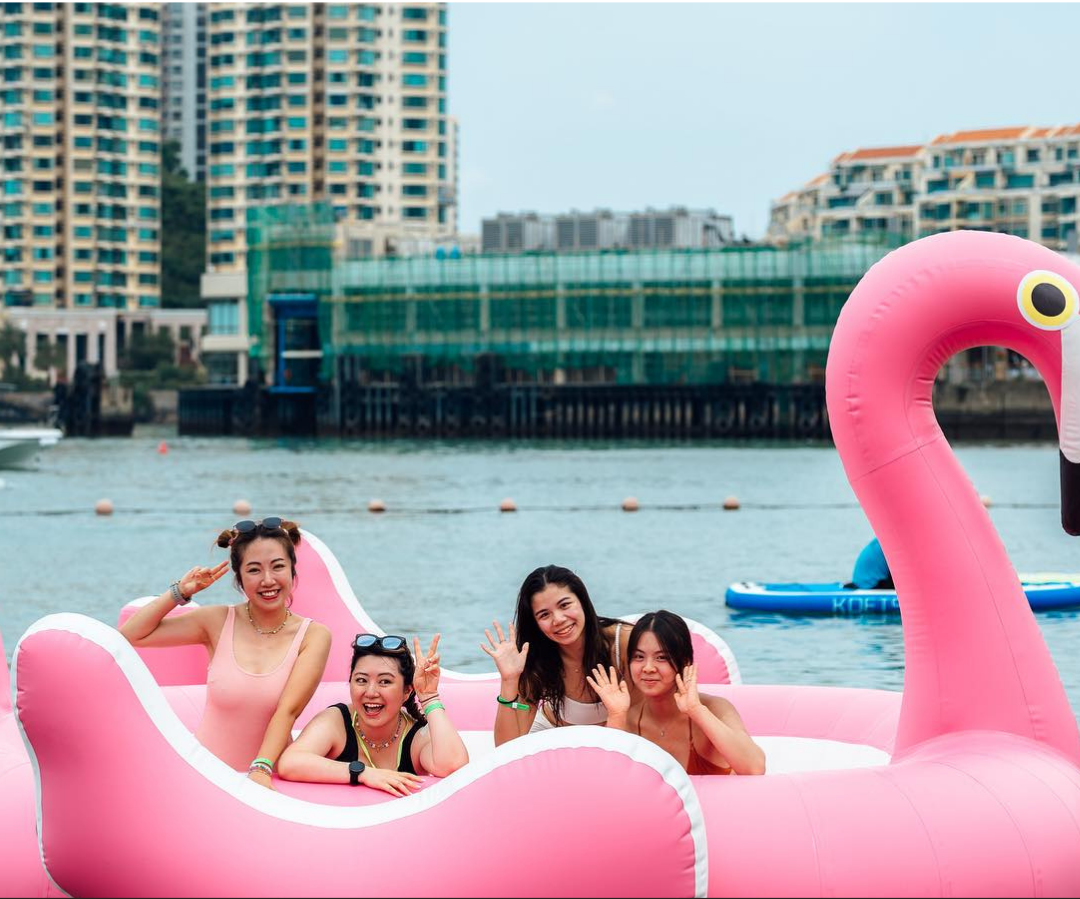 Structure gonflable rose en forme de flamant. Élément décoratif et ludique pour activités nautiques ou événements sur l’eau