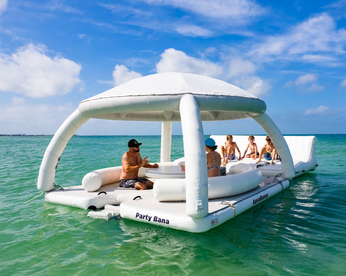 Structure flottante avec toit de type tente Aquabanas. Offre une zone ombragée sur l’eau pour activités ou détente
aquabanas-aquatik-inflatabletent-inflatableisland-ileflottante-tente gonflable-tente-tente flottante-bar aquatique-quaiflottant-inflatabledock-water park-pneumatique-piscine-pool lounger-lounger-jumbo lounger-chaise longue gonflable-chaise flottante-canada-ontario-lac-lakes-boatlife-quebec-montreal-toronto-vancouver-island-resort supply-equipement piscine