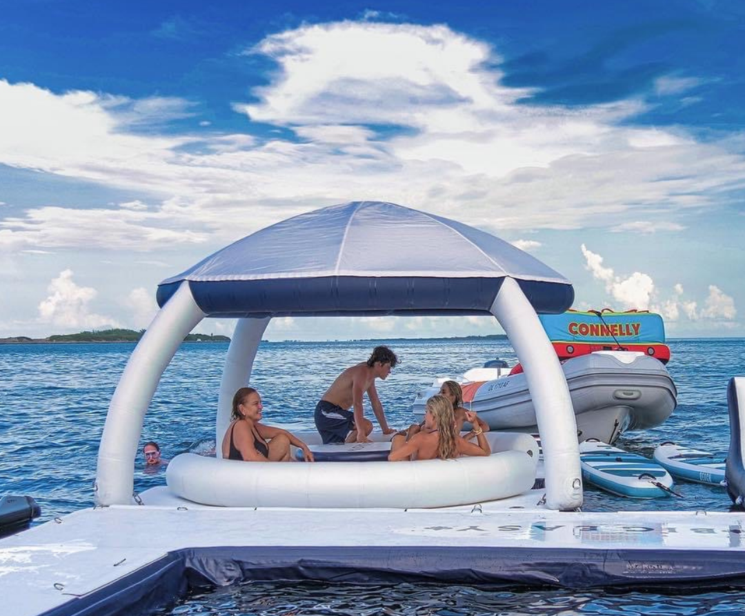 Plateforme gonflable Party Bana pour événements sur l’eau. Parfaite pour rassembler plusieurs participants dans un cadre festif
aquabanas-aquatik-inflatabletent-inflatableisland-ileflottante-tente gonflable-tente-tente flottante-bar aquatique-quaiflottant-inflatabledock-water park-pneumatique-piscine-pool lounger-lounger-jumbo lounger-chaise longue gonflable-chaise flottante-canada-ontario-lac-lakes-boatlife-quebec-montreal-toronto-vancouver-island-resort supply-equipement piscine-bana-bana circulaire