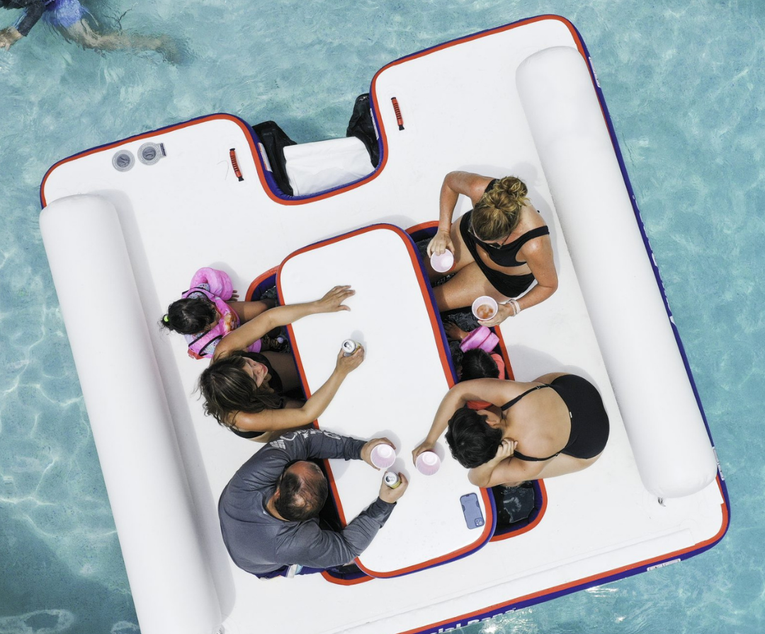 Plateforme gonflable circulaire conçue pour socialiser sur l’eau. Idéale pour les groupes souhaitant se détendre ensemble
aquabanas-aquatik-inflatabletent-inflatableisland-ileflottante-tente gonflable-tente-tente flottante-bar aquatique-quaiflottant-inflatabledock-water park-pneumatique-piscine-pool lounger-lounger-jumbo lounger-chaise longue gonflable-chaise flottante-canada-ontario-lac-lakes-boatlife-quebec-montreal-toronto-vancouver-island-resort supply-equipement piscine-bana-bana circulaire