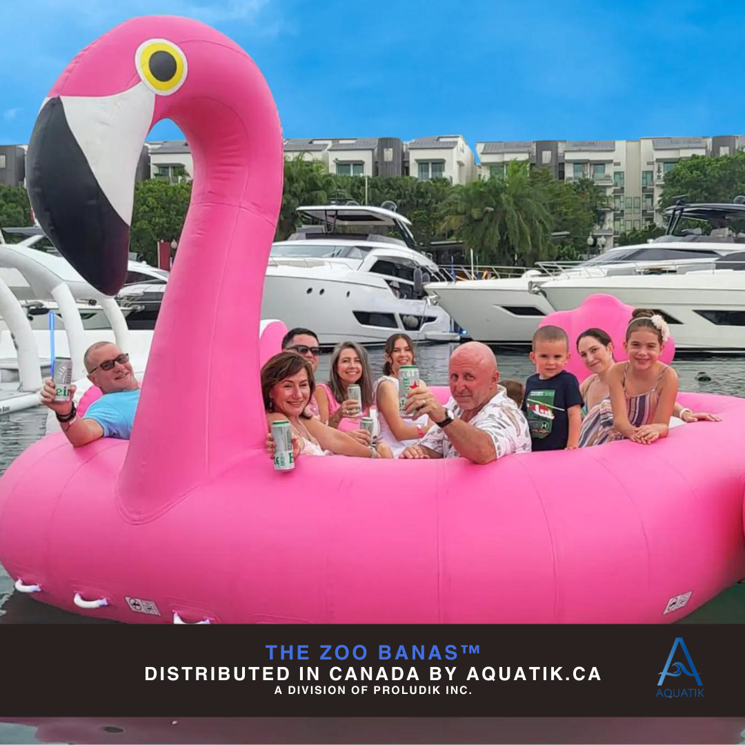 Structure gonflable rose en forme de flamant. Élément décoratif et ludique pour activités nautiques ou événements sur l’eau