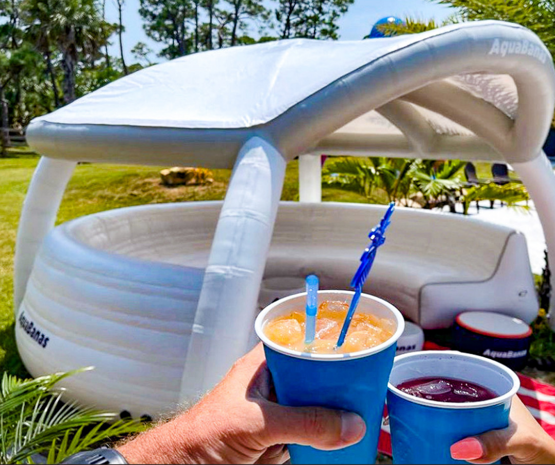 Plateforme gonflable de type canapé Aquabanas. Offre une zone de détente flottante confortable pour groupes en milieux aquatiques