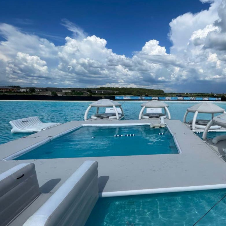 Module flottant avec bassin intégré. Espace de détente sécuritaire sur l’eau pour familles et groupes.