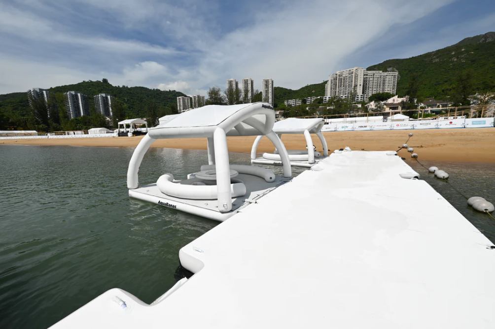 Passerelle flottante Aquabanas conçue pour relier ou accueillir jusqu’à 50 personnes. Robuste et modulaire.