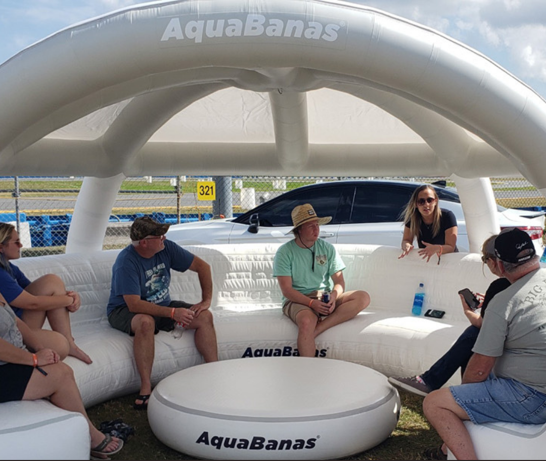 Plateforme gonflable de type canapé Aquabanas. Offre une zone de détente flottante confortable pour groupes en milieux aquatiques