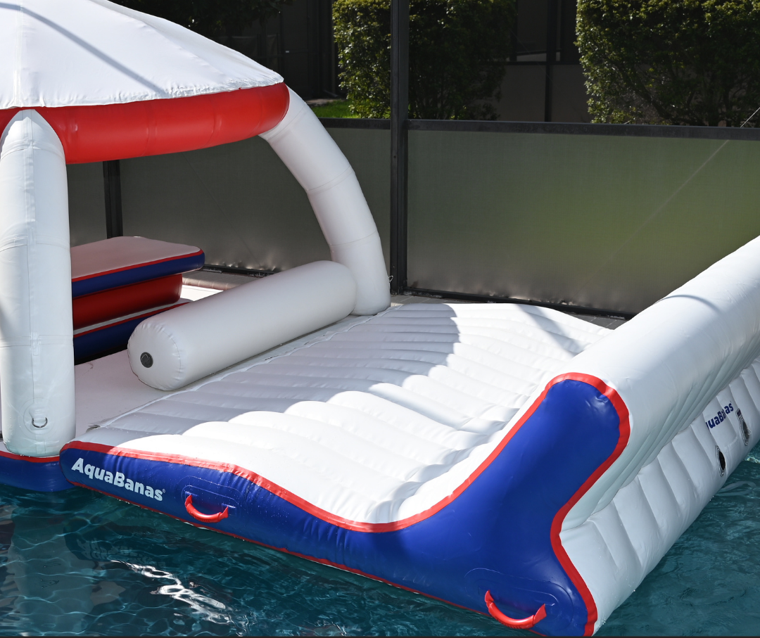aquabanas-aquatik-inflatabletent-inflatableisland-ileflottante-tente gonflable-tente-tente flottante-bar aquatique-quaiflottant-inflatabledock-water park-pneumatique-piscine-pool lounger-lounger-jumbo lounger-chaise longue gonflable-chaise flottante-canada-ontario-lac-lakes-boatlife-quebec-montreal-toronto-vancouver-island-resort supply-equipement piscine-bana-bana circulaire
Plateforme gonflable de type lounger Aquabanas. Idéale pour la détente sur l’eau lors d’activités nautiques ou événements flottants
