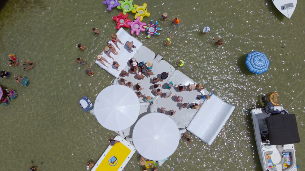 Passerelle flottante Aquabanas conçue pour relier ou accueillir jusqu’à 50 personnes. Robuste et modulaire.