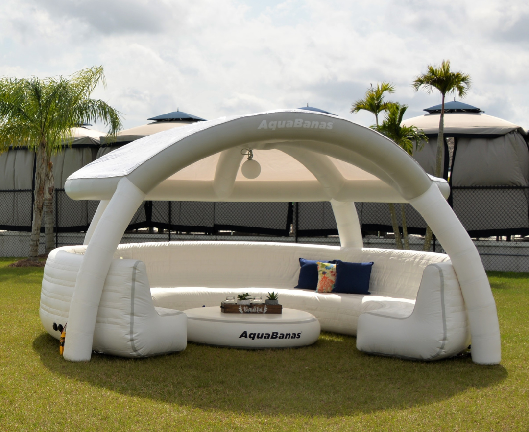 Plateforme gonflable de type canapé Aquabanas. Offre une zone de détente flottante confortable pour groupes en milieux aquatiques