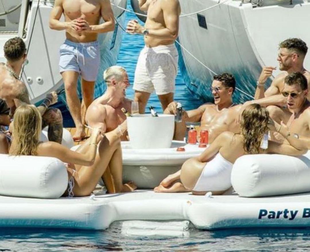 Plateforme gonflable Party Bana pour événements sur l’eau. Parfaite pour rassembler plusieurs participants dans un cadre festif
aquabanas-aquatik-inflatabletent-inflatableisland-ileflottante-tente gonflable-tente-tente flottante-bar aquatique-quaiflottant-inflatabledock-water park-pneumatique-piscine-pool lounger-lounger-jumbo lounger-chaise longue gonflable-chaise flottante-canada-ontario-lac-lakes-boatlife-quebec-montreal-toronto-vancouver-island-resort supply-equipement piscine-bana-bana circulaire