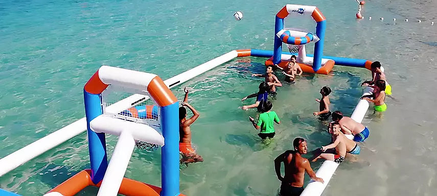 Terrain complet pour la pratique du water-polo sur structure gonflable. Pensé pour les activités aquatiques sportives. aquafunparks_multisports_terrainvolleyball_terrainbasketball_terrainwaterpolo_basketball_waterpolo_volleyball_pool_piscine_proludik_aquatik_quebec_montreal_ontario_canada_ottawa_gatineau_poolinflatables_sports_aquaticsports