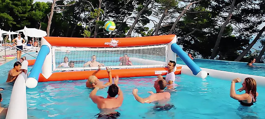 Terrain complet pour la pratique du water-polo sur structure gonflable. Pensé pour les activités aquatiques sportives. aquafunparks_multisports_terrainvolleyball_terrainbasketball_terrainwaterpolo_basketball_waterpolo_volleyball_pool_piscine_proludik_aquatik_quebec_montreal_ontario_canada_ottawa_gatineau_poolinflatables_sports_aquaticsports