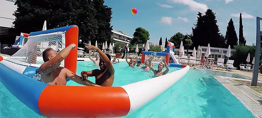 Terrain complet pour la pratique du water-polo sur structure gonflable. Pensé pour les activités aquatiques sportives. aquafunparks_multisports_terrainvolleyball_terrainbasketball_terrainwaterpolo_basketball_waterpolo_volleyball_pool_piscine_proludik_aquatik_quebec_montreal_ontario_canada_ottawa_gatineau_poolinflatables_sports_aquaticsports