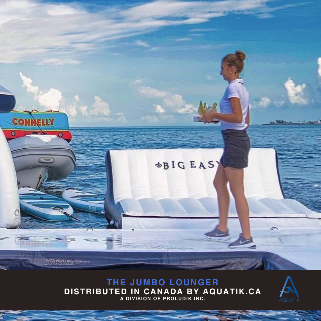 aquabanas-aquatik-inflatabletent-inflatableisland-ileflottante-tente gonflable-tente-tente flottante-bar aquatique-quaiflottant-inflatabledock-water park-pneumatique-piscine-pool lounger-lounger-jumbo lounger-chaise longue gonflable-chaise flottante-canada-ontario-lac-lakes-boatlife-quebec-montreal-toronto-vancouver-island-resort supply-equipement piscine-bana-bana circulaire
Plateforme gonflable de type lounger Aquabanas. Idéale pour la détente sur l’eau lors d’activités nautiques ou événements flottants