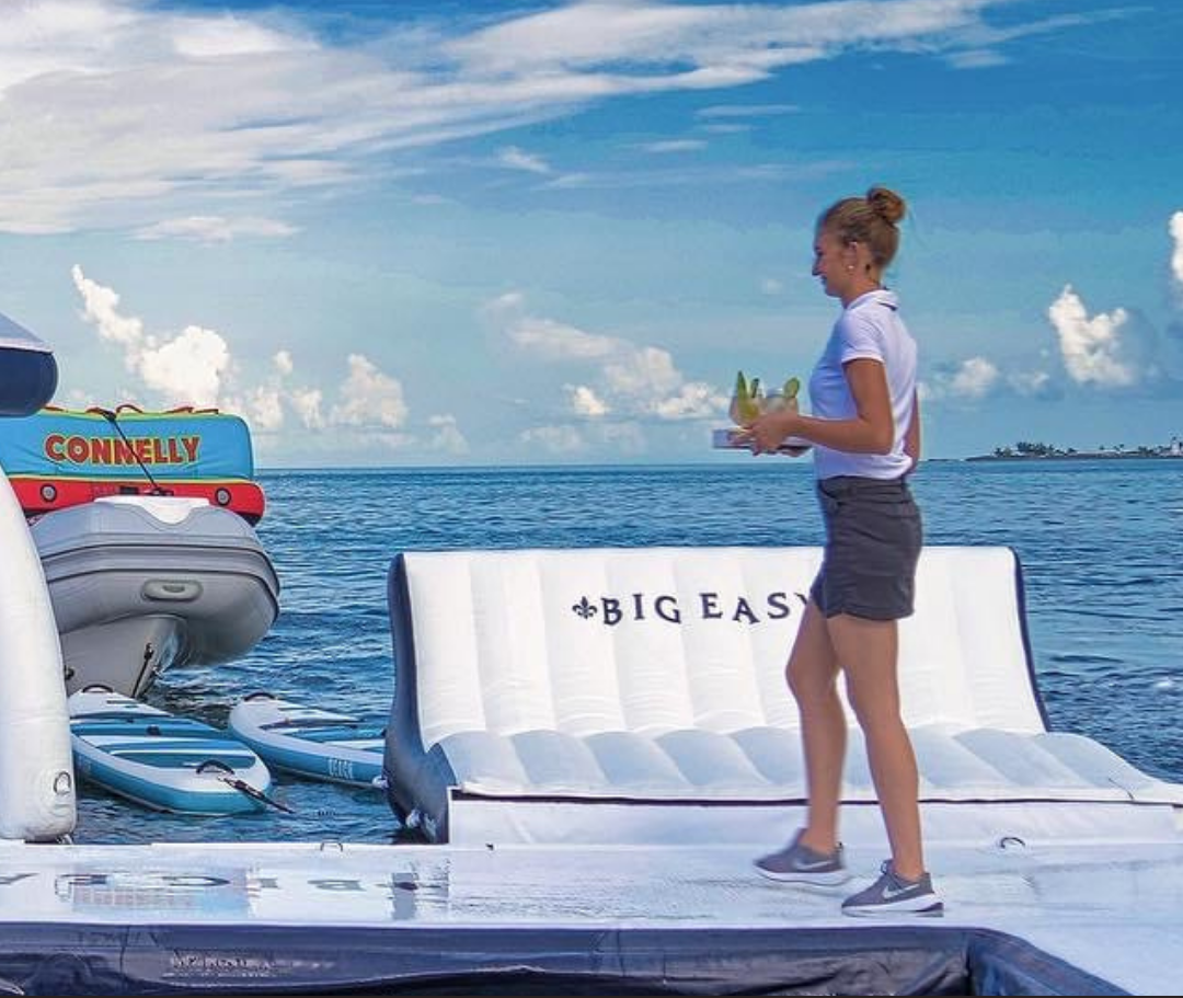 aquabanas-aquatik-inflatabletent-inflatableisland-ileflottante-tente gonflable-tente-tente flottante-bar aquatique-quaiflottant-inflatabledock-water park-pneumatique-piscine-pool lounger-lounger-jumbo lounger-chaise longue gonflable-chaise flottante-canada-ontario-lac-lakes-boatlife-quebec-montreal-toronto-vancouver-island-resort supply-equipement piscine-bana-bana circulaire
Plateforme gonflable de type lounger Aquabanas. Idéale pour la détente sur l’eau lors d’activités nautiques ou événements flottants