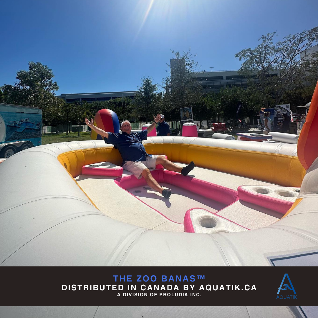 Structure gonflable rose en forme de flamant. Élément décoratif et ludique pour activités nautiques ou événements sur l’eau