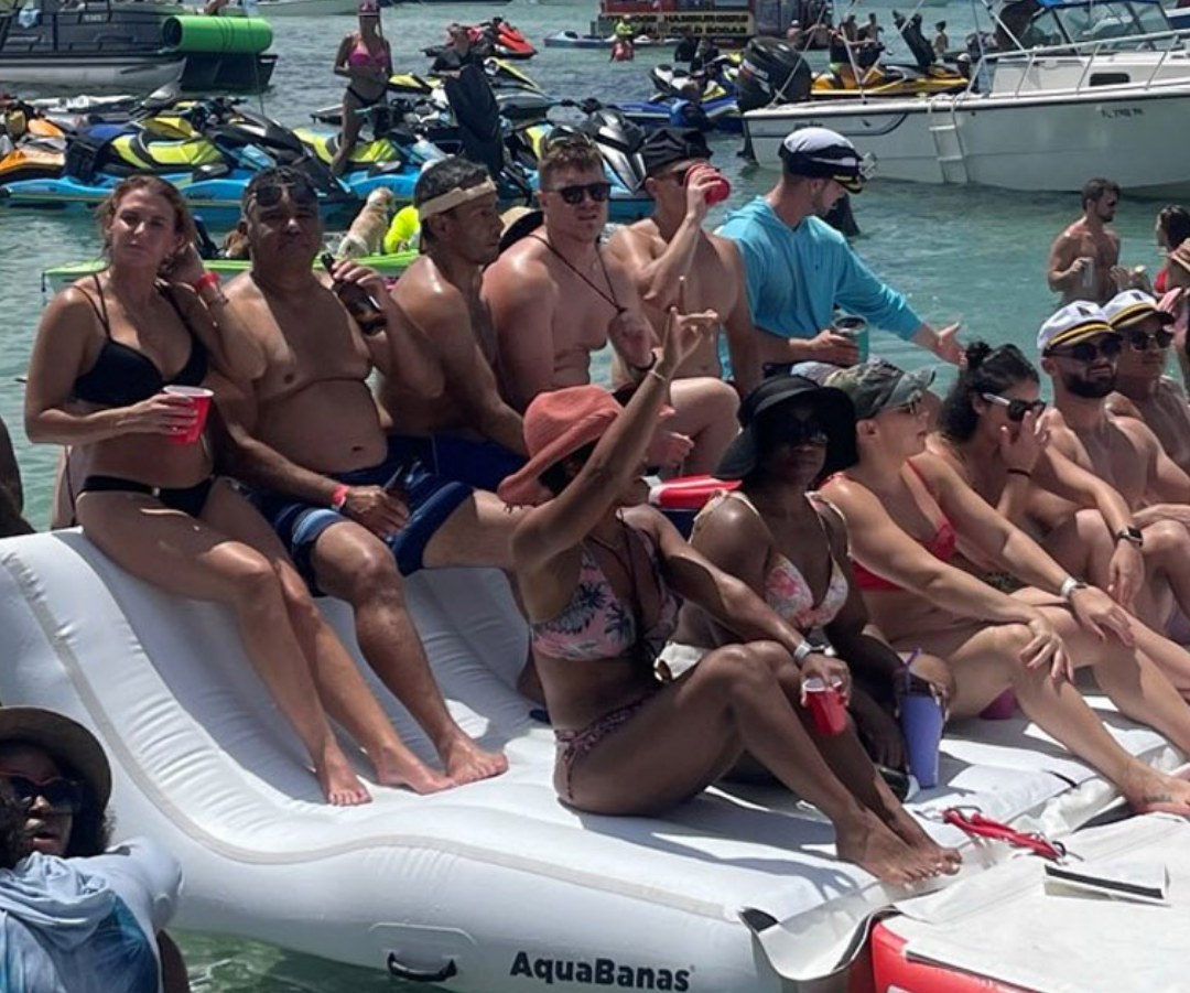 Grande plateforme gonflable de type Méga Lounger Aquabanas. Offre un espace de détente luxueux pour les environnements aquatiques