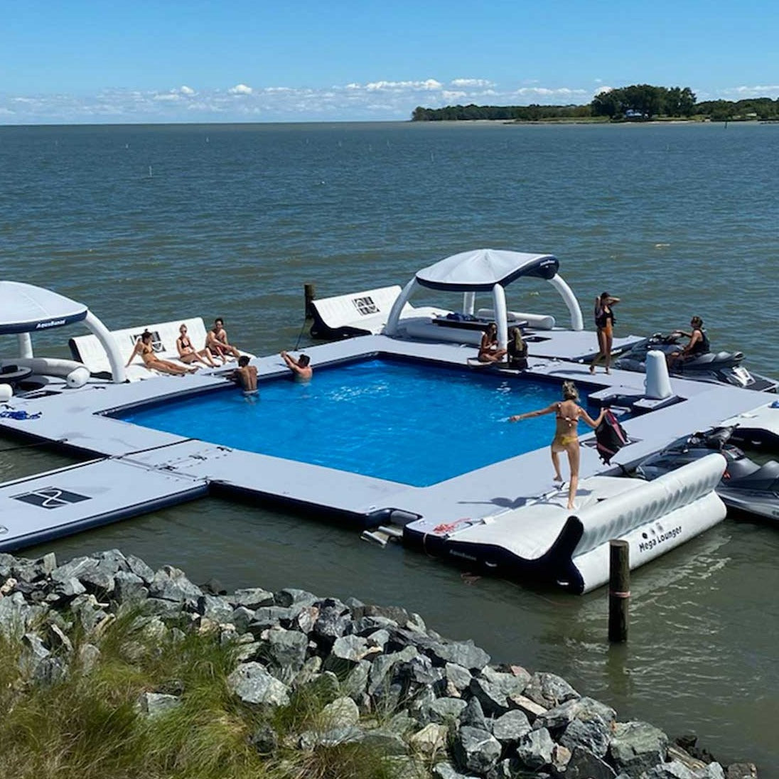 Station flottante de luxe pouvant accueillir 30 personnes. Espace détente ou animation sur l’eau.