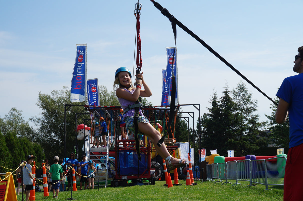 Parcours combinant modules d’hébertisme et descente en tyrolienne. Activité physique complète pour jeunes et familles