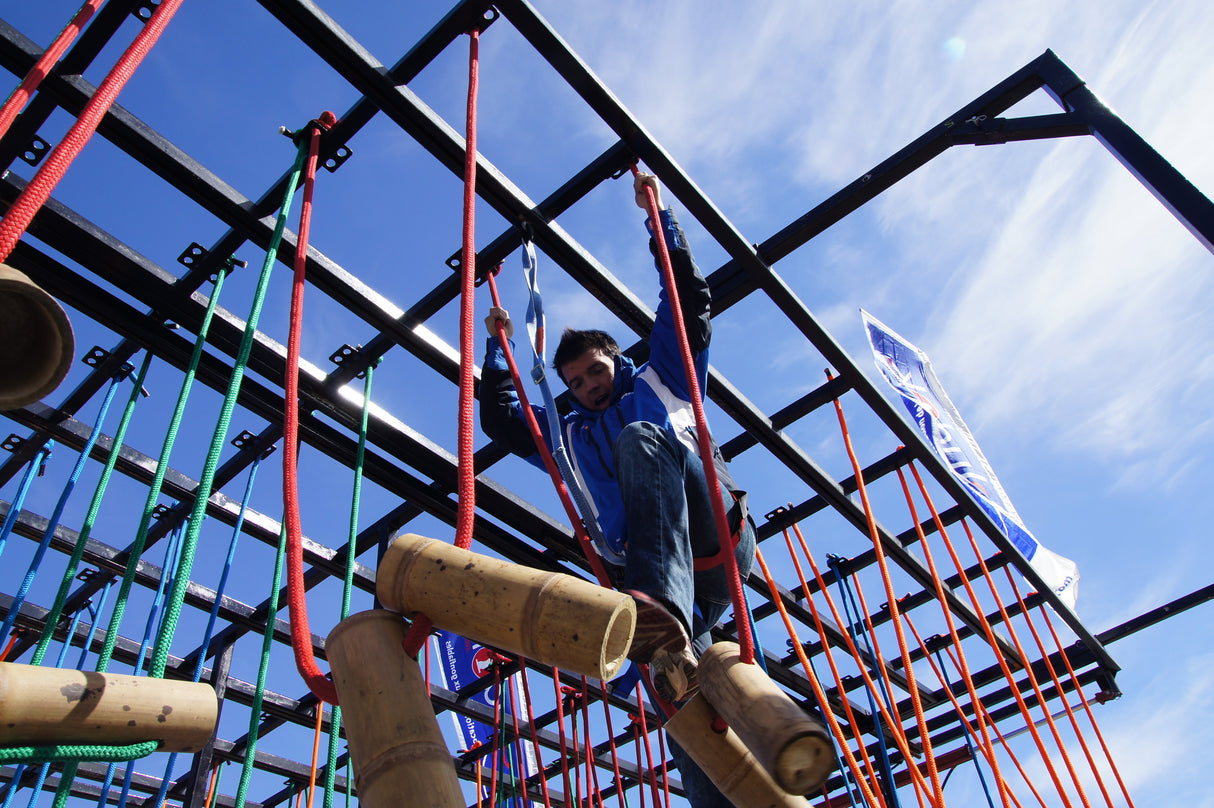 Parcours combinant modules d’hébertisme et descente en tyrolienne. Activité physique complète pour jeunes et familles