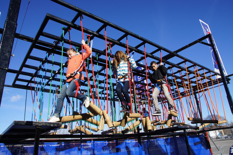 Parcours combinant modules d’hébertisme et descente en tyrolienne. Activité physique complète pour jeunes et familles