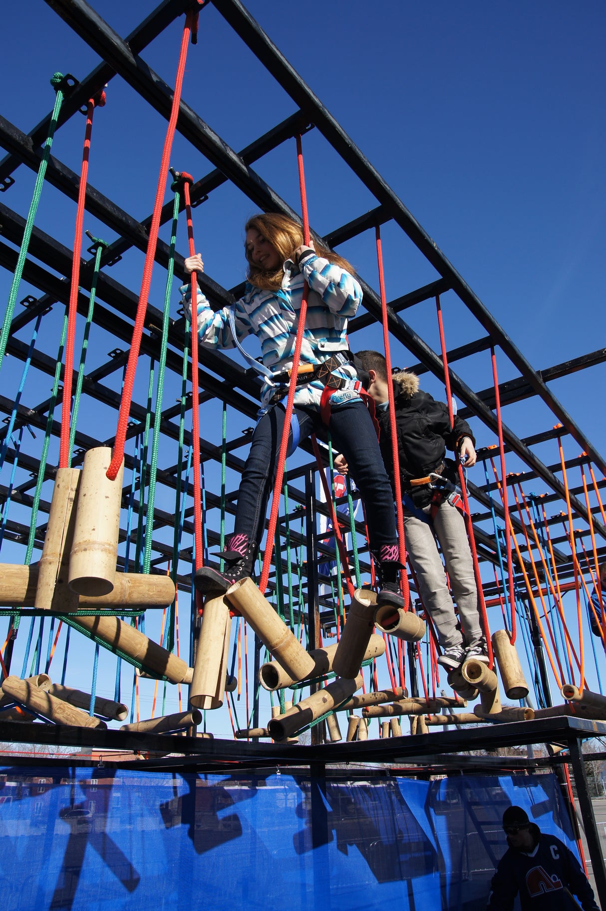 Parcours combinant modules d’hébertisme et descente en tyrolienne. Activité physique complète pour jeunes et familles