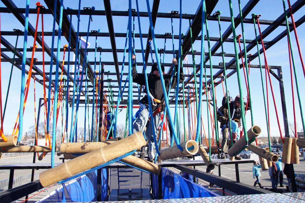 Parcours combinant modules d’hébertisme et descente en tyrolienne. Activité physique complète pour jeunes et familles