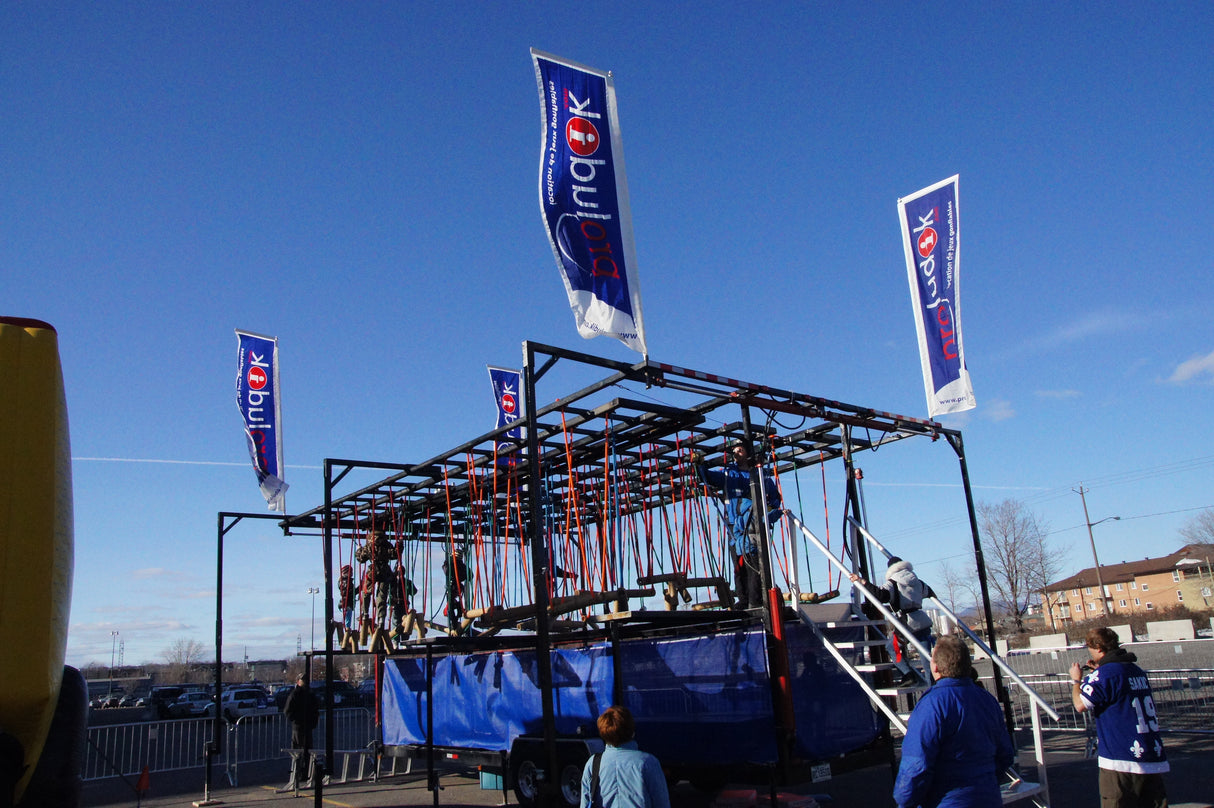 Parcours combinant modules d’hébertisme et descente en tyrolienne. Activité physique complète pour jeunes et familles