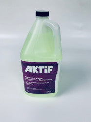 Contenant de 4 litres de désinfectant à base d’ammonium quaternaire. Produit de nettoyage professionnel pour surfaces et équipements