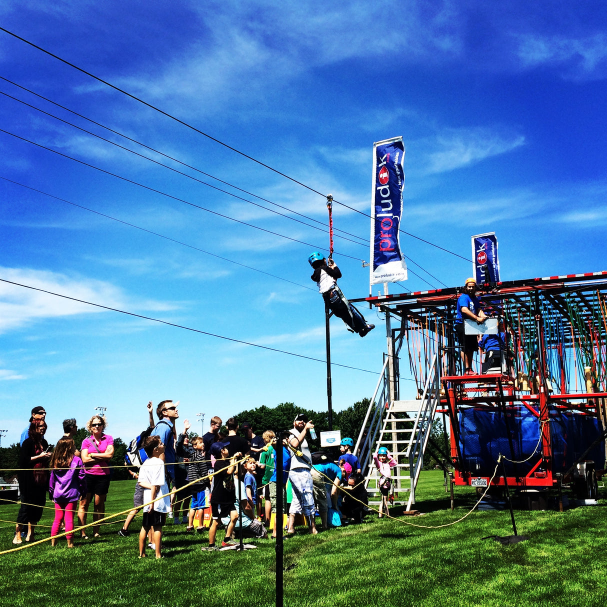 Parcours combinant modules d’hébertisme et descente en tyrolienne. Activité physique complète pour jeunes et familles