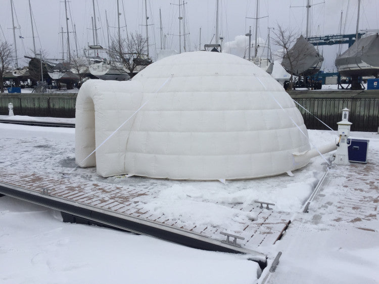 Chapiteau gonflable de 24 pieds en forme d’igloo. Offre un espace couvert distinctif pour installations temporaires