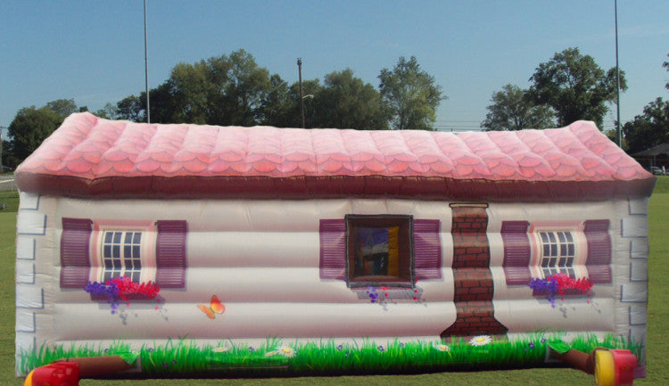 Structure gonflable en forme de caserne de pompiers. Activité thématique pour les enfants lors d’événements communautaires
