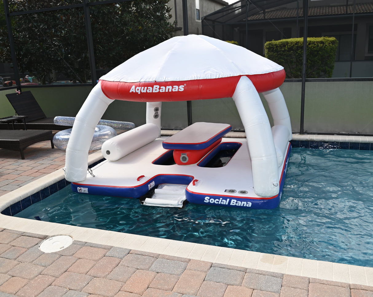Structure flottante avec toit de type tente Aquabanas. Offre une zone ombragée sur l’eau pour activités ou détente
aquabanas-aquatik-inflatabletent-inflatableisland-ileflottante-tente gonflable-tente-tente flottante-bar aquatique-quaiflottant-inflatabledock-water park-pneumatique-piscine-pool lounger-lounger-jumbo lounger-chaise longue gonflable-chaise flottante-canada-ontario-lac-lakes-boatlife-quebec-montreal-toronto-vancouver-island-resort supply-equipement piscine
