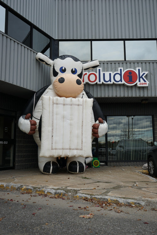 Structure gonflable en forme de vache avec panneau. Utilisée comme élément publicitaire pour événements ou points de vente
VACHE_proludik_panneau_publicitaire_gonflable_surdimensionné_publicité_affichage_quebec_montreal_longueuil_canada_proludik