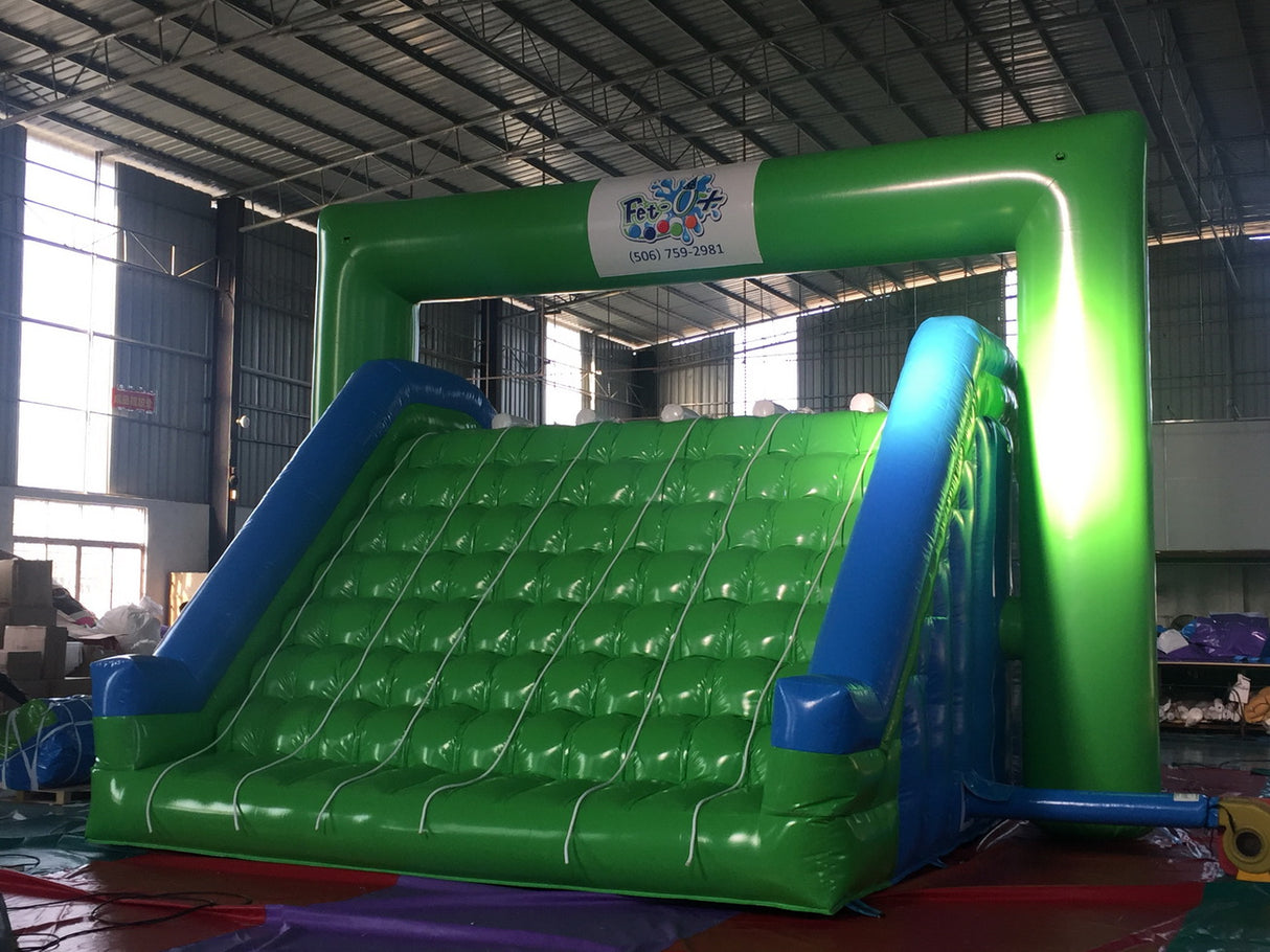 Structure gonflable inspirée d’un défi sportif de type escalade et descente. Parfait pour événements compétitifs et activités scolaires
