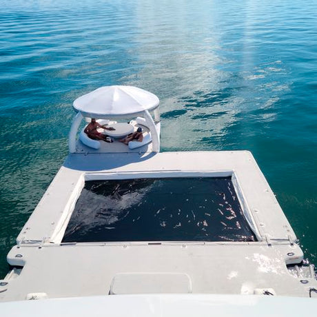 Piscine flottante avec filet intégré. Offre une baignade sécurisée sur plans d’eau ouverts.