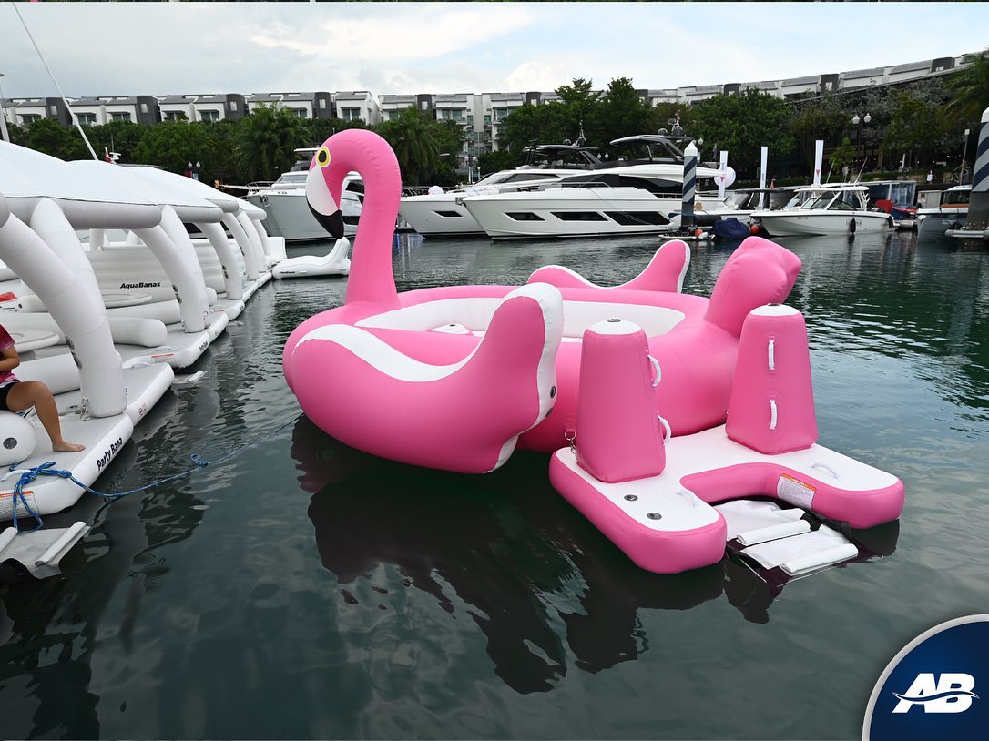 Structure gonflable rose en forme de flamant. Élément décoratif et ludique pour activités nautiques ou événements sur l’eau
ileflottante-inflatableisland-aquabanas-flamingo-giantflamingo-flamandrose-flamand-flamandgonflable-zoobanas-aquatik-proludik-inflatableisland-inflatable-embarcation-boat-smallboat-canada-villedequebec-montreal-ottawa-vancouver-ontario-grandslacs-longueuil