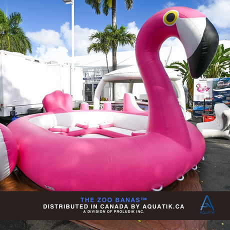 Structure gonflable rose en forme de flamant. Élément décoratif et ludique pour activités nautiques ou événements sur l’eau