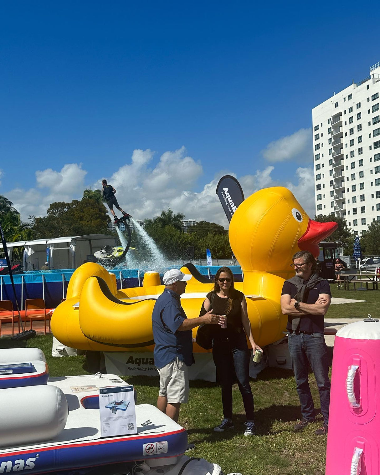 Structure gonflable rose en forme de flamant. Élément décoratif et ludique pour activités nautiques ou événements sur l’eau
ileflottante-inflatableisland-aquabanas-flamingo-giantflamingo-flamandrose-flamand-flamandgonflable-zoobanas-aquatik-proludik-inflatableisland-inflatable-embarcation-boat-smallboat-canada-villedequebec-montreal-ottawa-vancouver-ontario-grandslacs-longueuil