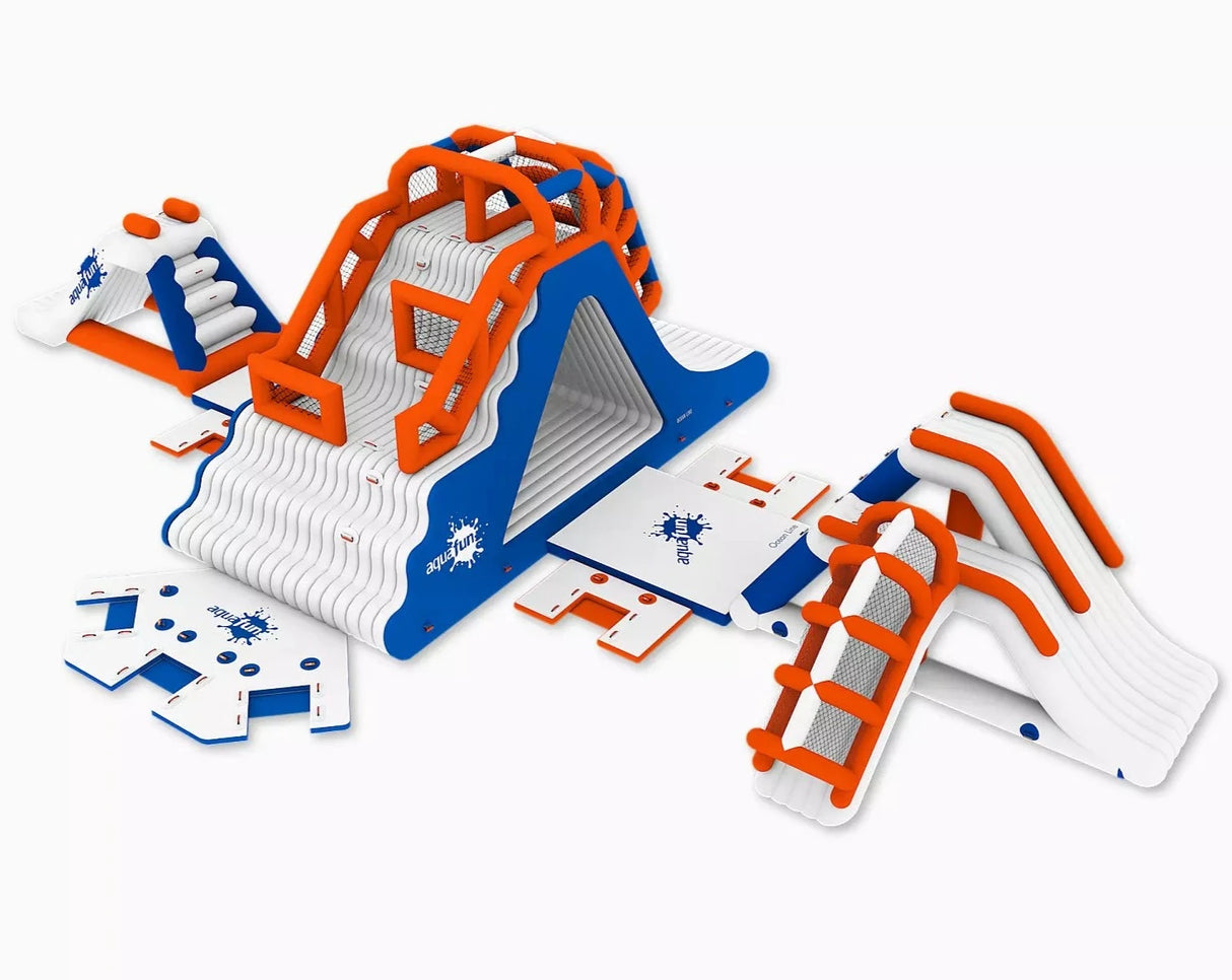 Toboggan aquatique flottant intégré à la ligne Ocean. Offre une expérience de glissade sécuritaire sur l’eau.