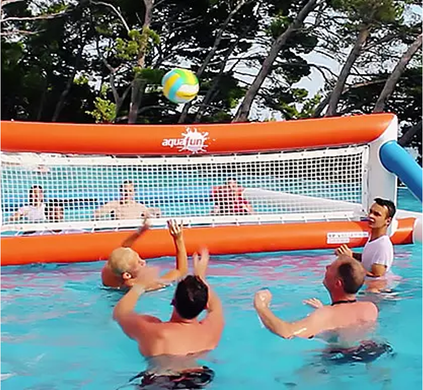 Terrain gonflable pour jouer au basketball sur l’eau. Offre une expérience ludique et sportive. aquafunparks_multisports_terrainvolleyball_terrainbasketball_terrainwaterpolo_basketball_waterpolo_volleyball_pool_piscine_proludik_aquatik_quebec_montreal_ontario_canada_ottawa_gatineau_poolinflatables_sports_aquaticsports