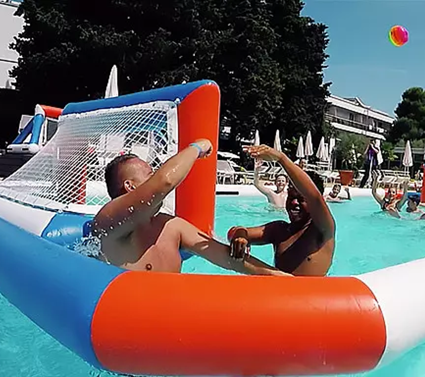 Terrain gonflable de volleyball pour jeu en milieu aquatique. Conçu pour les modules de la gamme Aquafun. aquafunparks_multisports_terrainvolleyball_terrainbasketball_terrainwaterpolo_basketball_waterpolo_volleyball_pool_piscine_proludik_aquatik_quebec_montreal_ontario_canada_ottawa_gatineau_poolinflatables_sports_aquaticsports