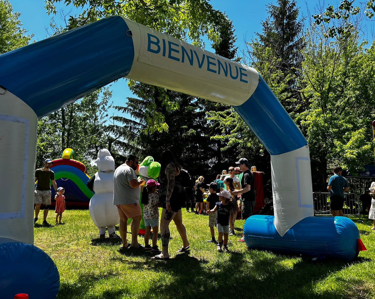 Structure gonflable en arche, idéale pour signaler une entrée ou baliser un parcours durant un événement. arche_gonflable_inflatable_arch_bienvenue_depart_arrivée_course_événement_event_run_5krun_marathon_proludik_vente_location_sale_rental_canada_quebec_ontario_montreal