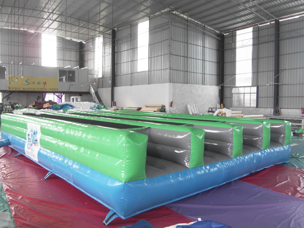Structure gonflable inspirée d’un défi sportif de type escalade et descente. Parfait pour événements compétitifs et activités scolaires