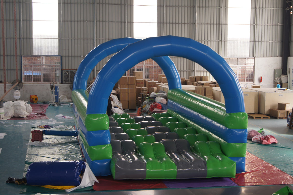 Structure gonflable inspirée d’un défi sportif de type escalade et descente. Parfait pour événements compétitifs et activités scolaires