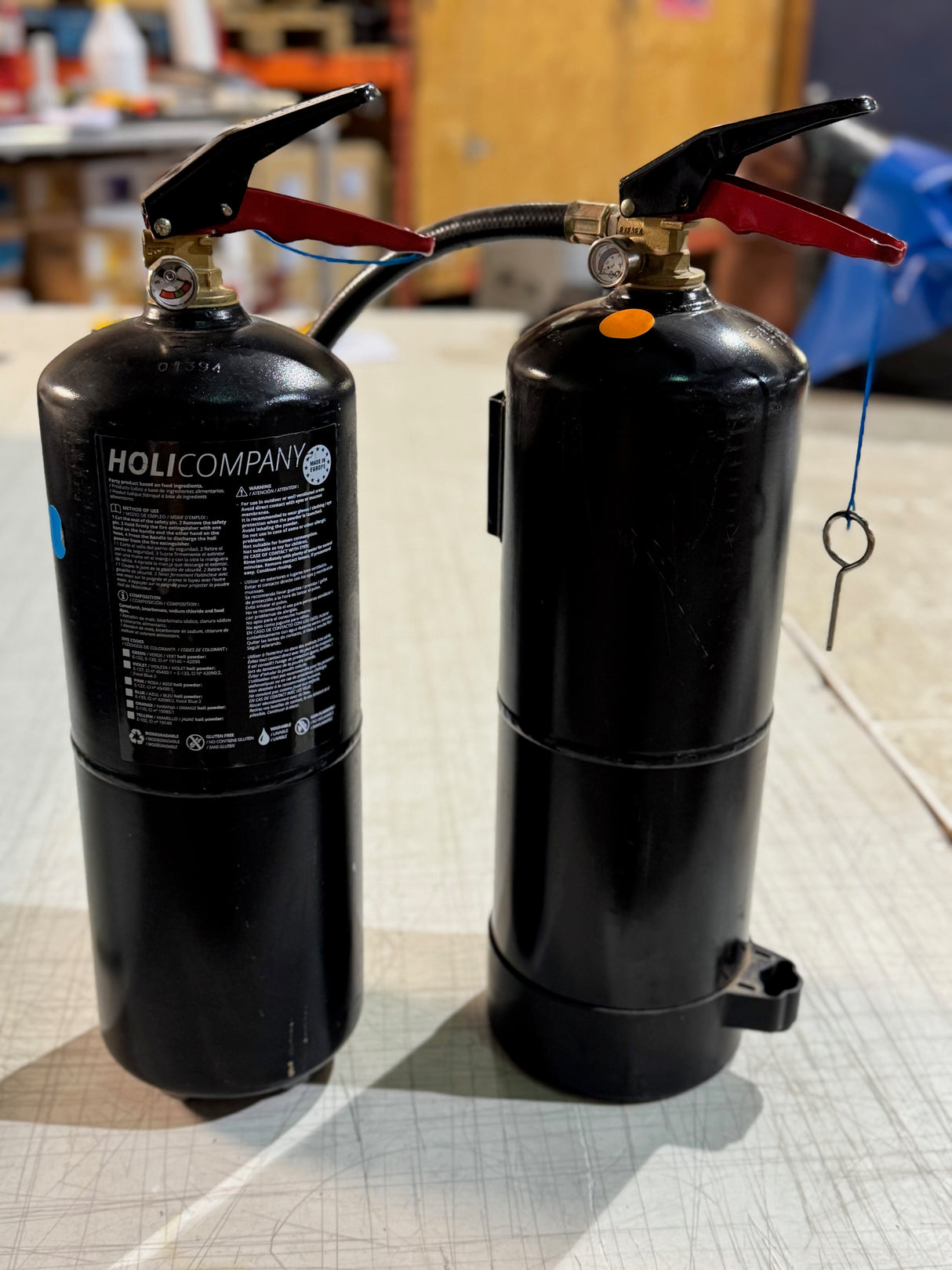 Extincteur noir de marque HoliCompany utilisé pour les effets spéciaux. Modèle rechargeable conçu pour spectacles et événements artistiques