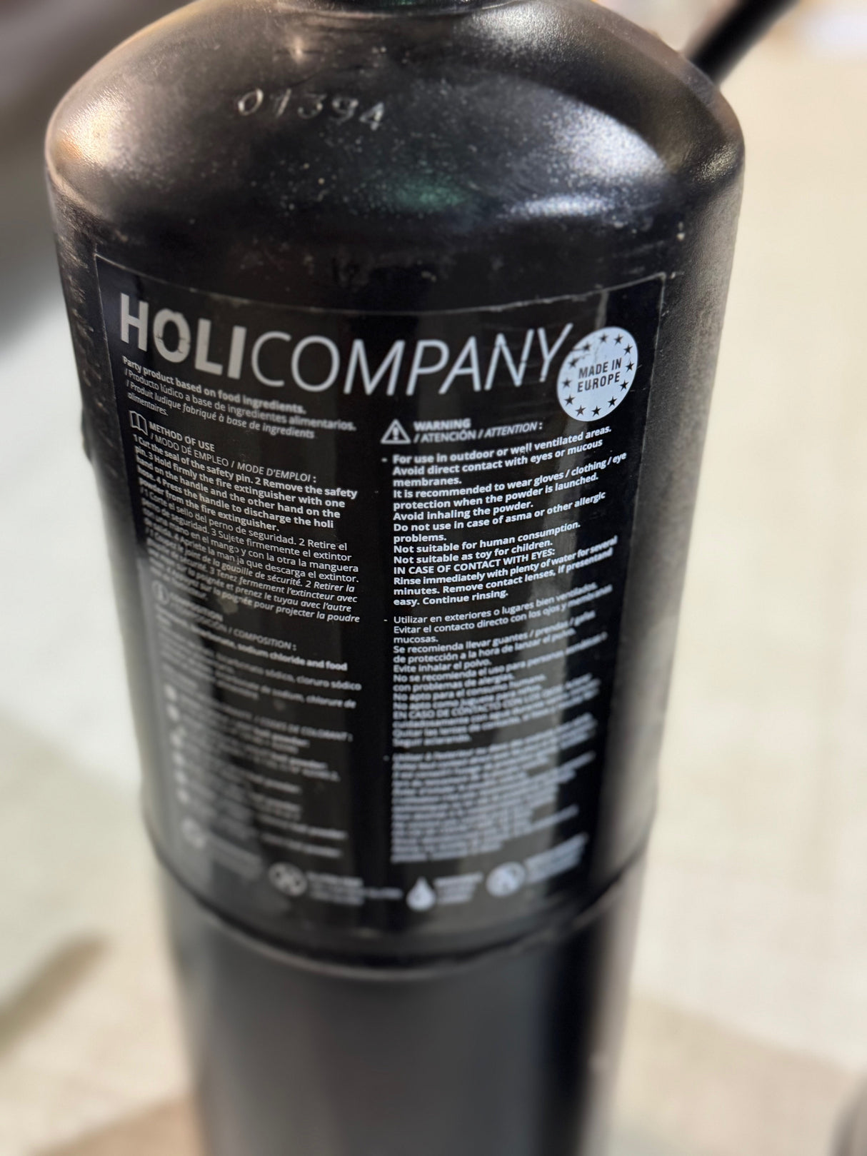 Extincteur noir de marque HoliCompany utilisé pour les effets spéciaux. Modèle rechargeable conçu pour spectacles et événements artistiques