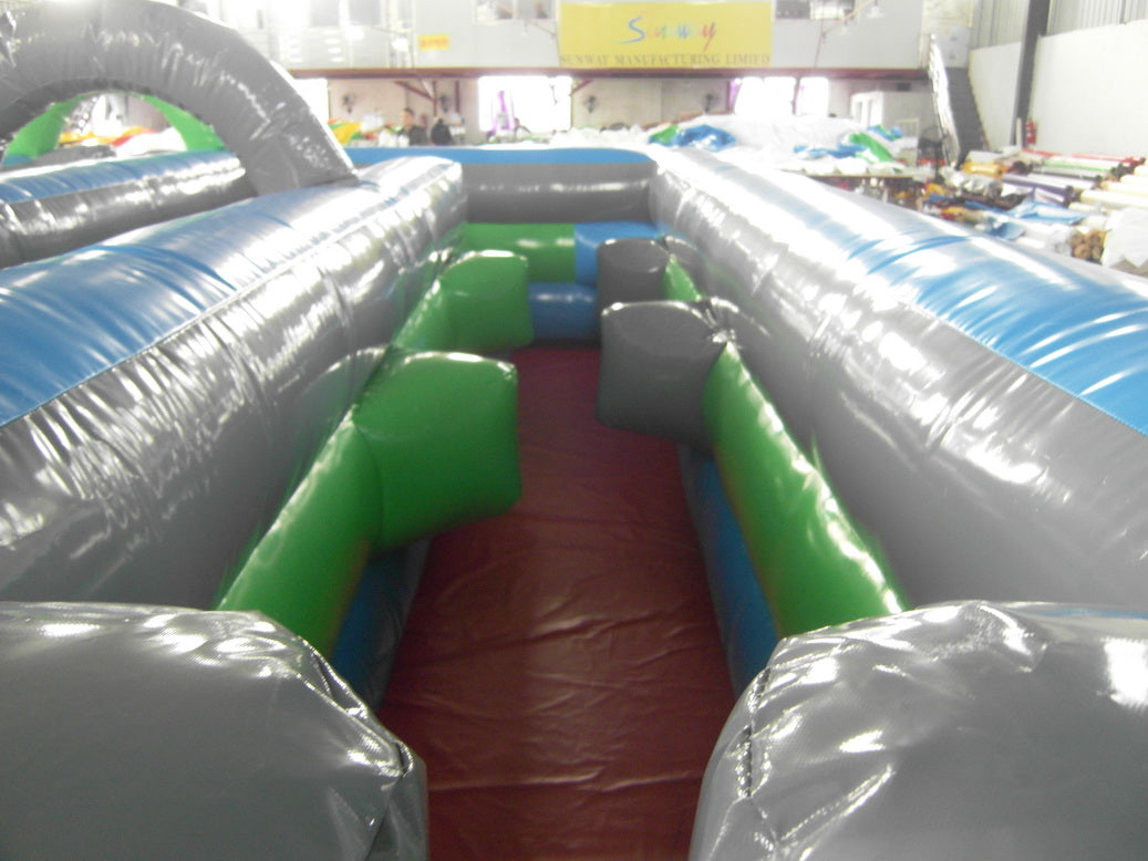 Structure gonflable inspirée d’un défi sportif de type escalade et descente. Parfait pour événements compétitifs et activités scolaires