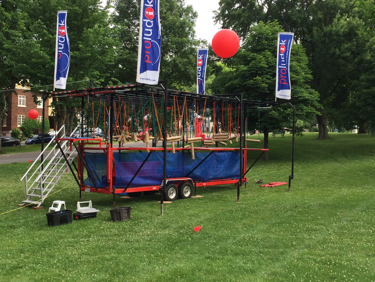 Parcours combinant modules d’hébertisme et descente en tyrolienne. Activité physique complète pour jeunes et familles